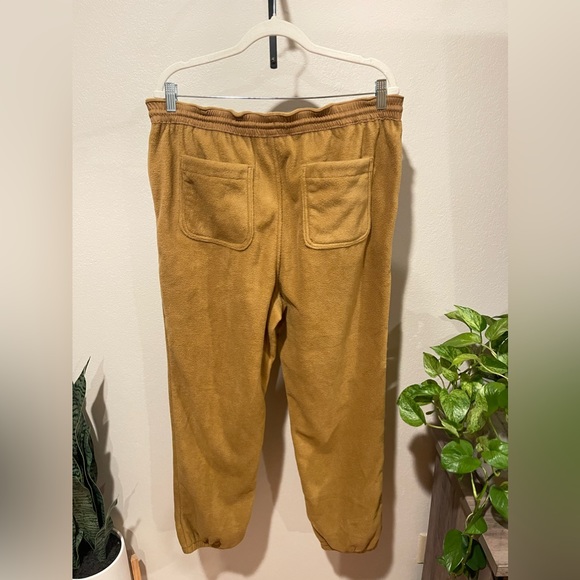 NWT Amazon Essential Unisex Regular Fit Microfleece Closed Bottom Camel Pants - Picture 3 of 6